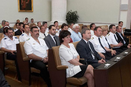 Elbúcsúzott a kapitány. Elbúcsúzott a kapitány.