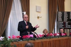 Demján Sándor, a Vállakozók Országos Szövetségének elnöke köszöntőt mond ( Fejér Megye Demján Sándor )