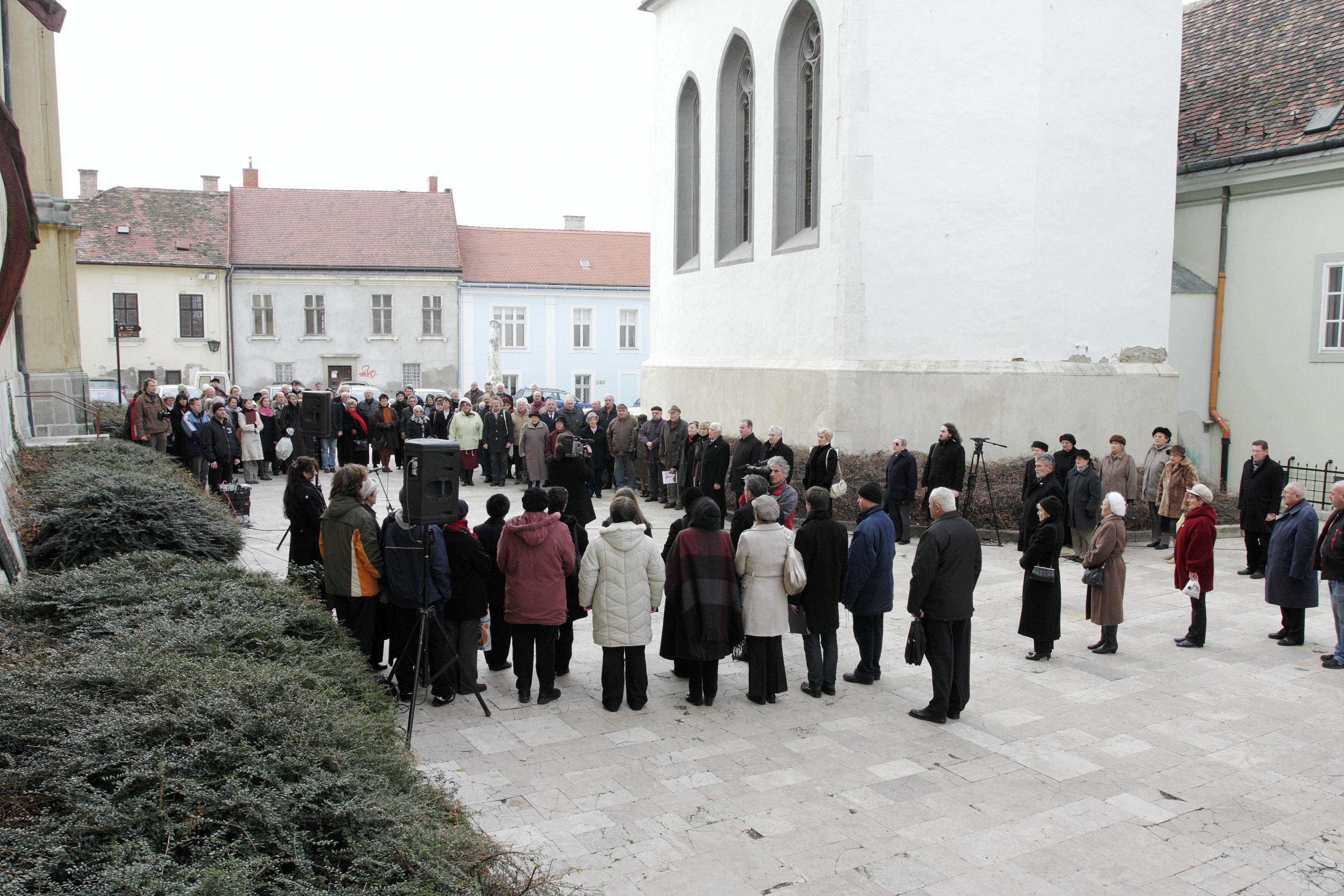 az 56-os asszonytűntetés megemlékezői ( Fejér megye Szent István Bazilika POFOSZ BAlogh Ibolya )