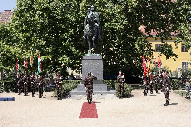 ''MINT SZENT ÜNNEP MEGTARTASSON''