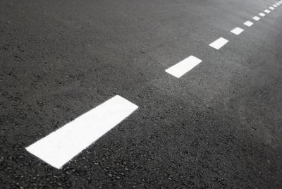 Szabálytalanul váltott sávot, utána eredtek út