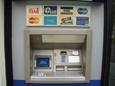 Az ATM előtt két ittas férfit találtak a rendőrök atm