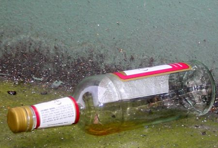 Több férfit is kórházba kellett szállíttatni üveg