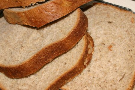 A rendőrség is segédkezik az adományozásban kenyér