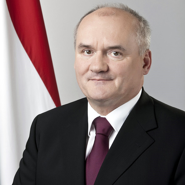 Dr. Hende Csaba honvédelmi miniszter Hende Csaba