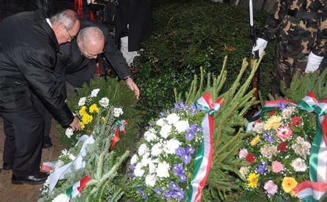 A Székesegyház 56-os emlékkeresztjénél ünnepeltek a vezetők
