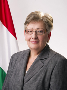 Megállapodást írt alá a nemzeti fejlesztési miniszter, Németh Lászlóné jelenlétében Székesfehérvár MJV Város Önkormányzata nevében Cser-Palkovics András és az Alba Volán Zrt. vezérigazgatója Tóth István. Németh Lászlóné