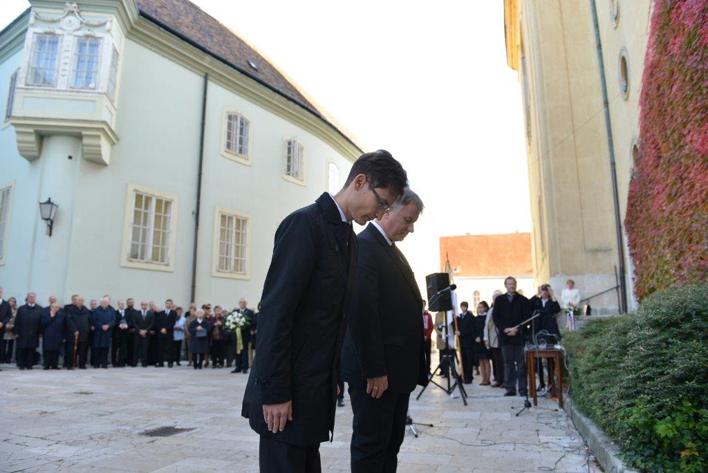 Dr. Cser-Palkovics András székesfehérvári polgármester, Törő Gábor, a Fejér Megyei Közgyűlés elnöke Dr. Cser-Palkovics András székesfehérvári polgármester, Törő Gábor, a Fejér Megyei Közgyűlés elnöke is lerótták a kegyeletüket