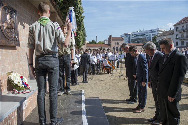 I. Lajos emlékdombormű avatása