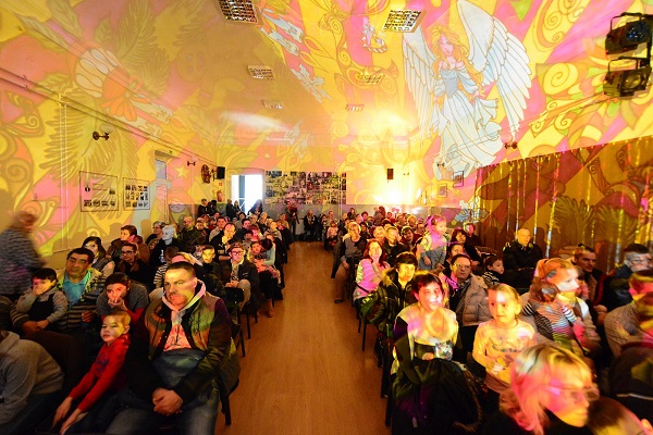 Ifjúság a Jövő Családjaiért Kulturális és Közhasznú Egyesület adventi műsorral egybekötött adományosztása - forrás: szekesfehervar.hu