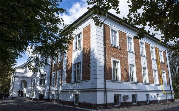 Átadták az Óbudai Egyetem felújított épületeit