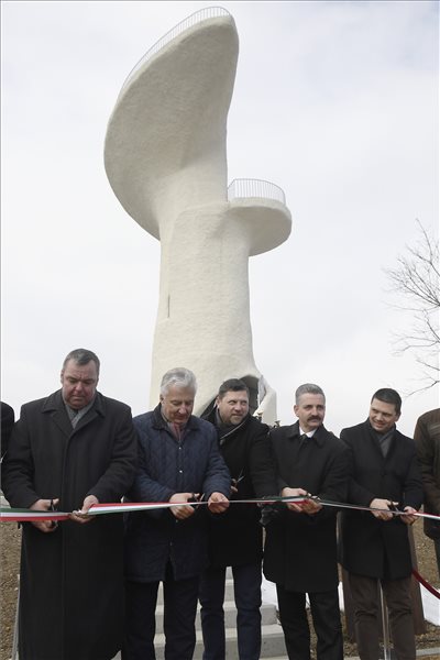 Átadták a Bence-hegyi kilátót Velencén