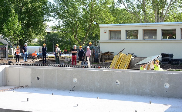 Folyamatosan dolgoznak a strand felújításán - forrás: szekesfehervar.hu