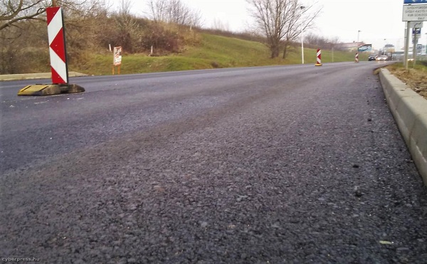 Teljesen megújult a Dunaújváros-Sárbogárd összekötő út