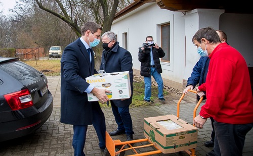 Rászorulóknak osztott gyümölcsöt az önkormányzat