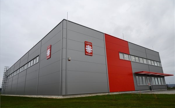 Átadták a Katolikus Karitász székesfehérvári logisztikai központját