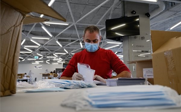 Százezer szájmaszkot juttatnak el a lakosokhoz Székesfehérváron