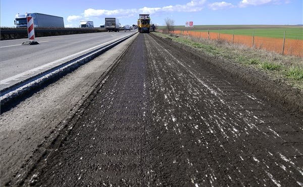 Elkezdődött a Paks és Cece közötti út felújítása