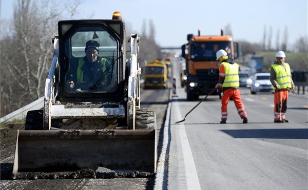 Folytatják az M1-es felújítását Herceghalom és Bicske között