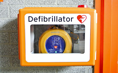 Új defibrillátor segíti a Szív Egyesület munkáját 