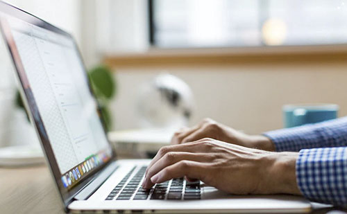 Az 50 év felettiek digitális készségeit fejlesztik Székesfehérváron