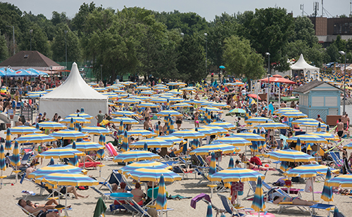 A tó partján elhelyezkedő gyönyörű szálloda és fürdő komplexumunk, színvonalas vendéglátóhelyeink.